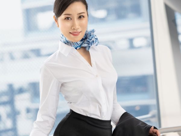 【美熟女CAの危険な性活】『フライト中も我慢できないの…』性欲旺盛な現役CAが夫やセフレだけじゃ満足できず、機内で気になった男と密かに生ハメSEX！制服姿で乱れる姿がエロすぎる♥