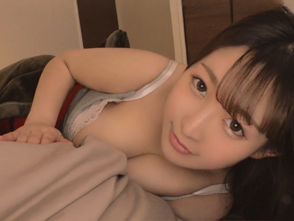 【夜這い痴女】巨乳美女が隣で寝てるのに…悶々とした夜に優しくエロく誘惑♡美人彼女が突然の夜這いでチンポをヌいてくれるなんて最高すぎる！