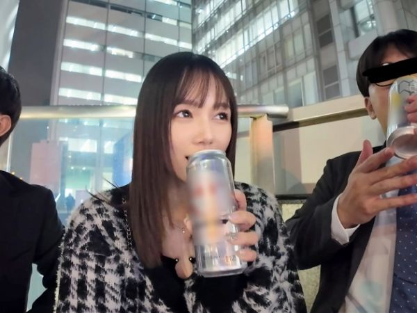 【美巨乳美女の逆ナン3P】街で見つけた男たちを逆ナンパ！美巨乳美女がチンポを貪り、3Pで精子を搾り取る！男たちを翻弄するエロすぎるプレイに興奮必至！！