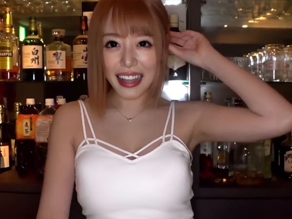 【スポーツバー店員の裏バイト】元気いっぱいな女の子がエッチなアルバイトに挑戦！ジュルジュル音を立てながらフェラチオご奉仕♡そのまま騎乗位で激しく腰振り絶頂！スポーツで鍛えた体でエロさ全開！