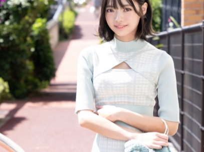 【素人宅訪問】「お家でエッチしよっ♡」華奢な美少女が一般男性の家に突撃！恥ずかしがりながらも肉棒を咥え込み、敏感なカラダで感じまくるドキドキセックス体験！！