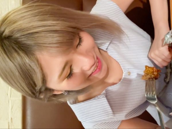 【金髪ギャルの危険な遊び】『おじさん、もっと激しく…』貧乳ちっぱいボディを鬼ピストン！華奢なカラダに奥まで突かれて感じまくり♡ 最後は膣内発射でフィニッシュ！