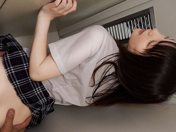 【制服美少女と密着セックス】教室のロッカーで超狭空間セックス♥声を押し殺してのささやきFUCKがエッチすぎる！！制服姿で密着する姿に興奮MAX☆