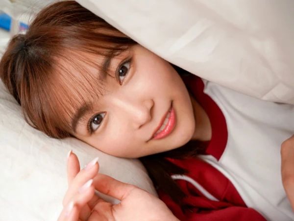 【巨乳彼女と保健室で秘密のイチャラブ】「先生には内緒だよ…」制服のままエッチな誘惑！巨乳彼女がフェラや手コキでご奉仕、着衣のままの生々しい性交に興奮MAX！誰もいない保健室でたっぷりイチャイチャしちゃう！♡