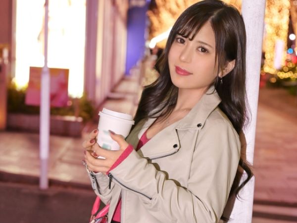 【色気ムンムン人妻】『車の中でこんなに…』美人妻が濃厚キスで即発情！手マンで奥を刺激され、駐車場での禁断セックスで絶頂！色気ダダ漏れ人妻が、車内で乱れる姿は必見！♡