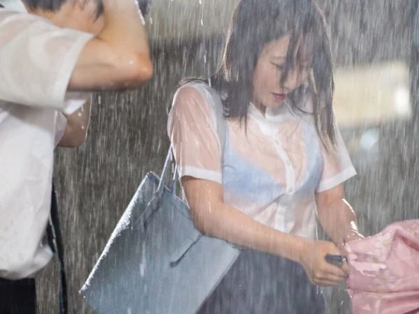 【禁断の教室】『生徒くん、やめて…』雨で濡れた新人女教師に欲情した生徒が教室で大胆な着衣セックスを要求！先生の抵抗むなしく、生徒の性欲が暴走する危険な関係にドキドキ！！