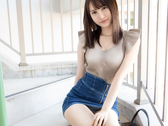 【清楚系美女の素人チンコ狩り】キュートな顔してエッチなこと大好き！清楚な見た目とは裏腹に、素人チンコをねっとりフェラするあこちゃん。ビンビンに勃ったチンコを優しく包み込み、甘い声で男を誘惑！素人男性の緊張も一瞬で解きほぐす、彼女のフェラテクに注目！