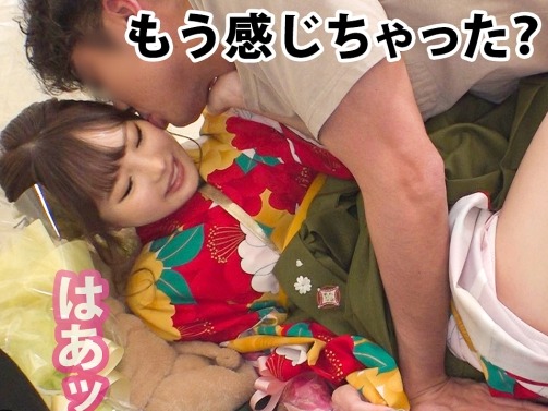 【素人】晴れ着女子大生、テントの中で大胆プレイ！無毛のアソコを高速ピストンされ、騎乗位で感じまくる♡